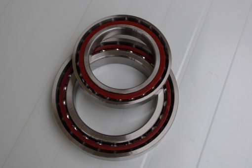 How does the angular contact ball bearing distinguish the angle