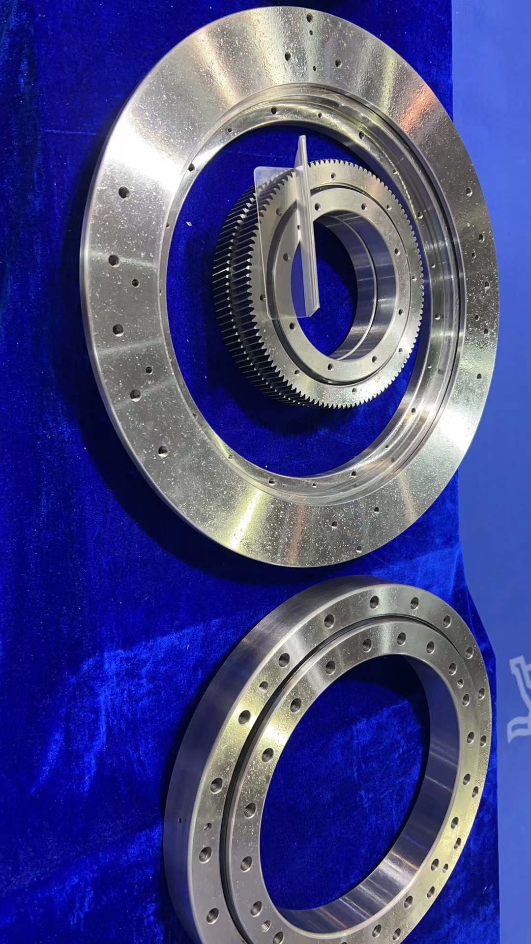 P2 class low noise turntable bearing